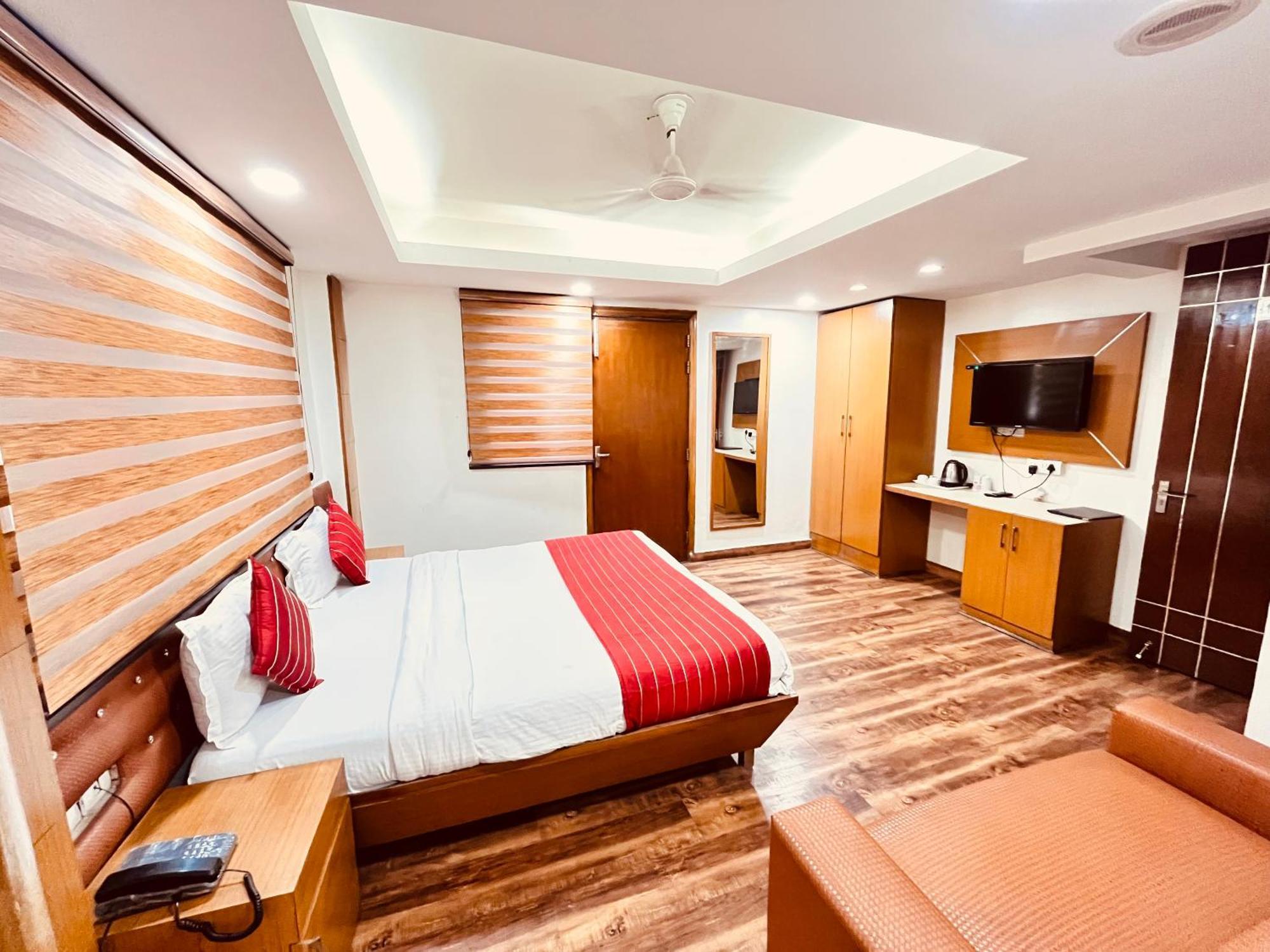 Hotel Sizzling Starr New Delhi Exteriör bild