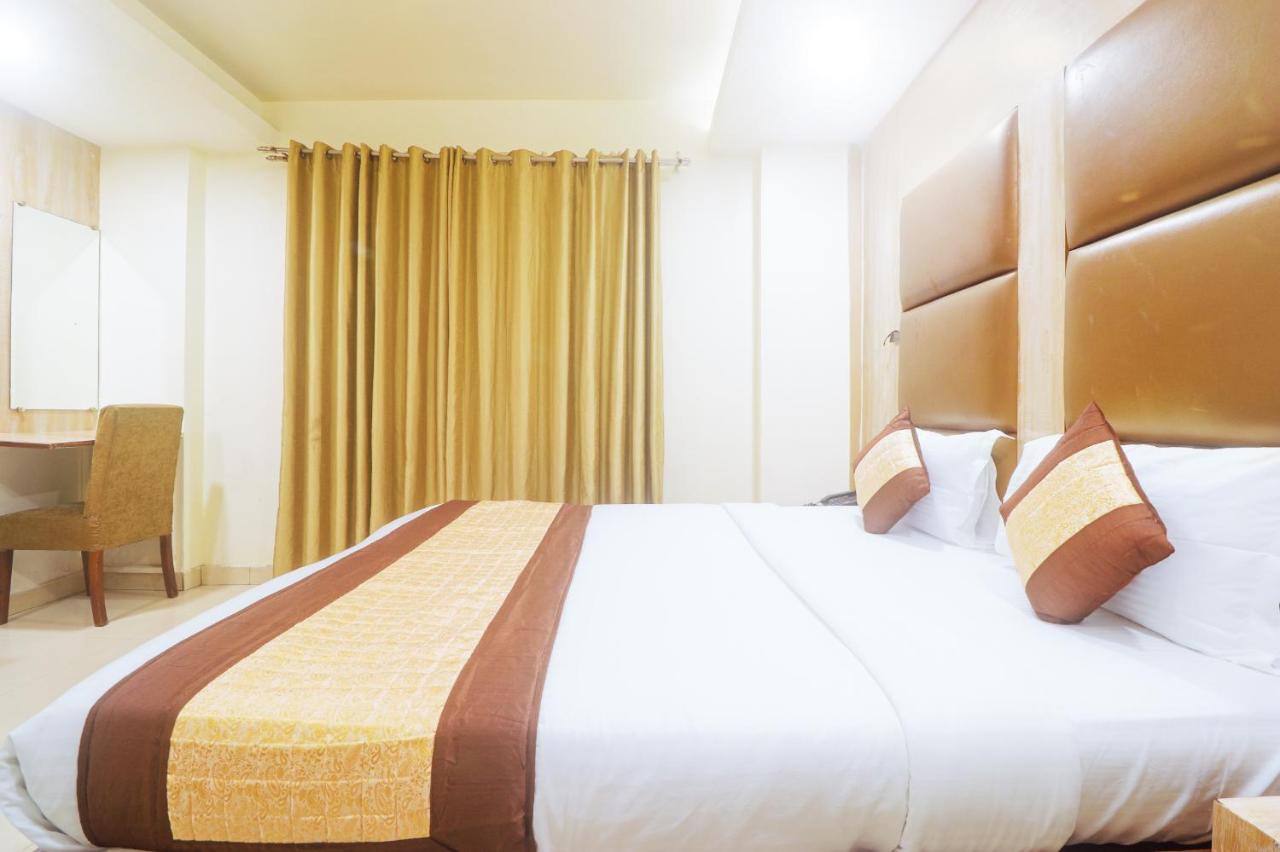 Hotel Sizzling Starr New Delhi Exteriör bild