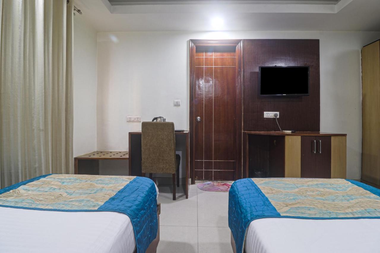 Hotel Sizzling Starr New Delhi Exteriör bild