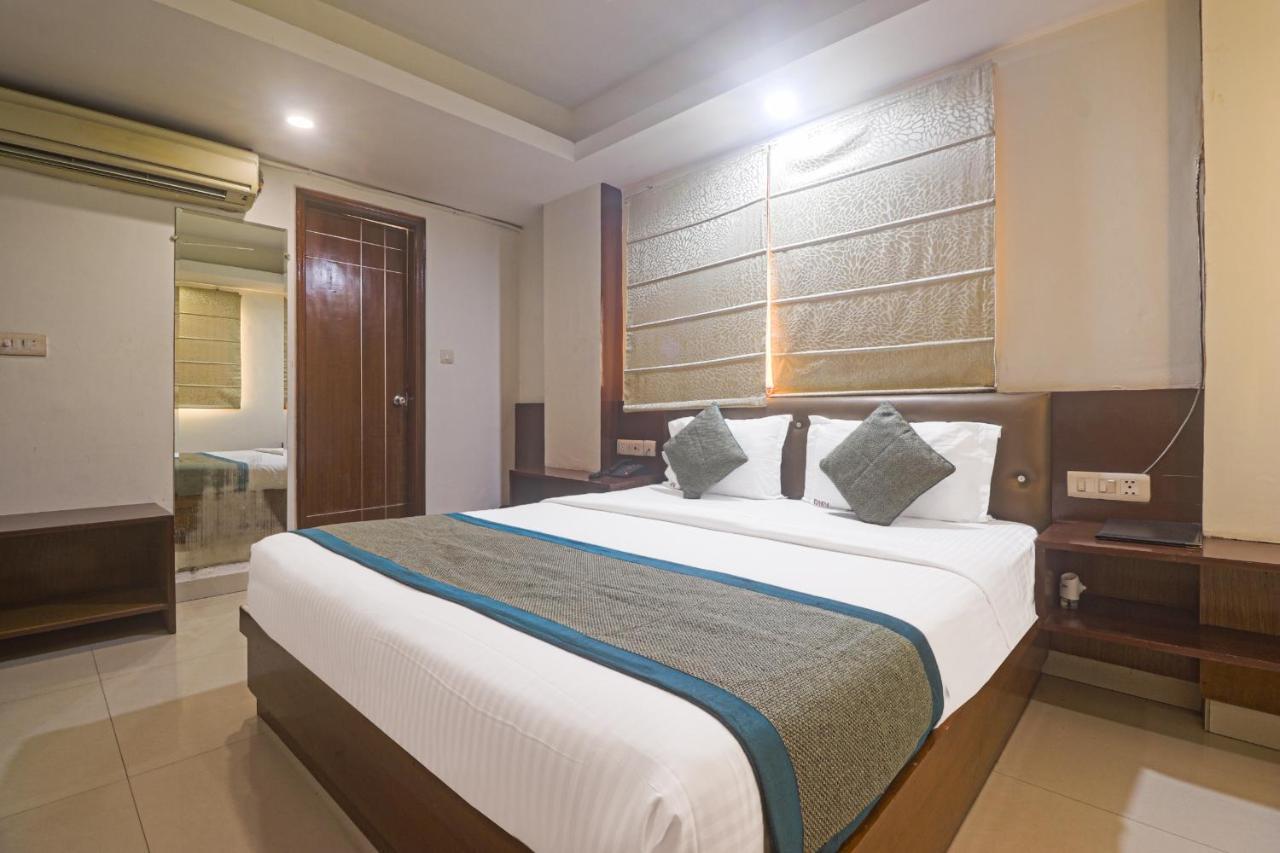 Hotel Sizzling Starr New Delhi Exteriör bild
