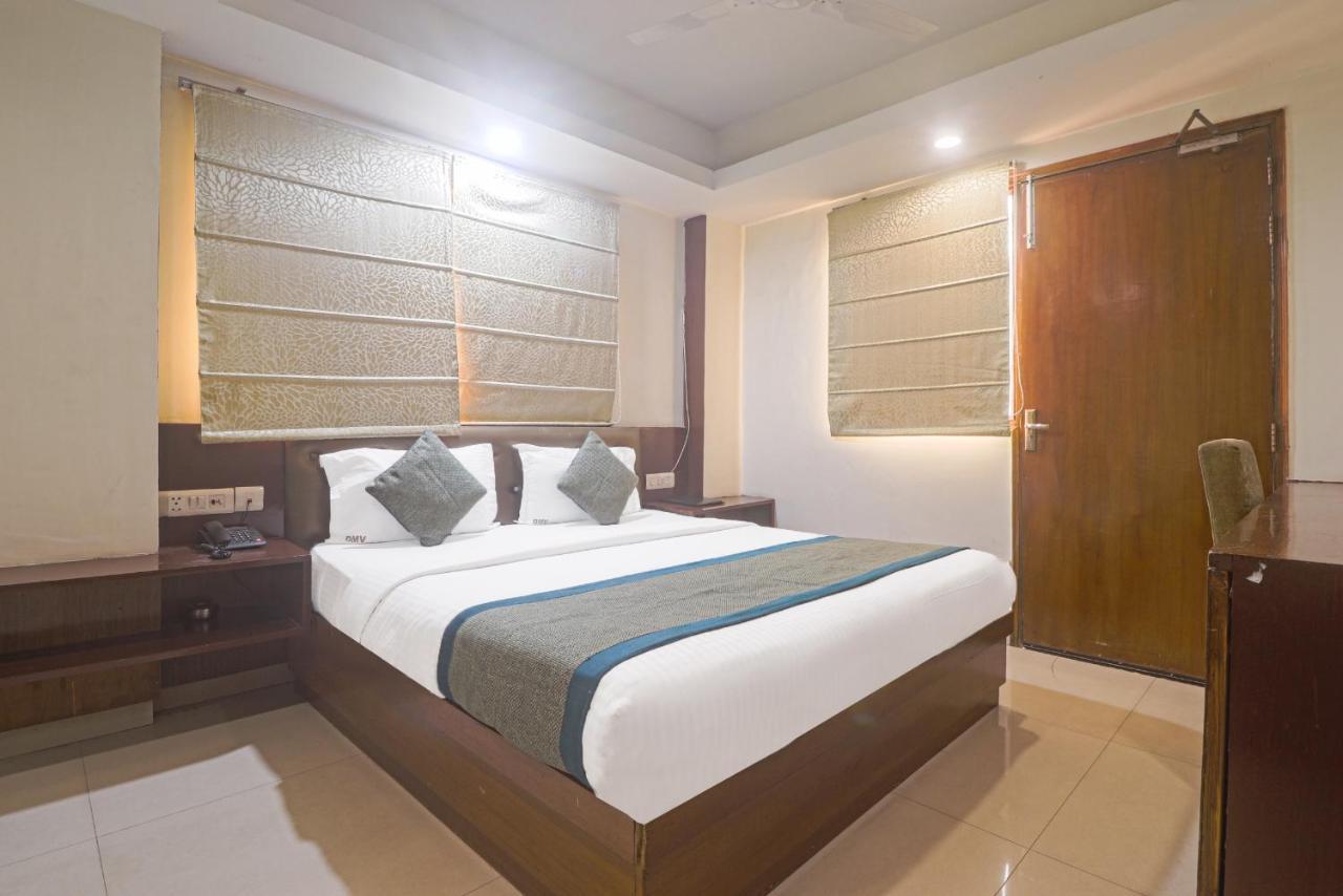 Hotel Sizzling Starr New Delhi Exteriör bild