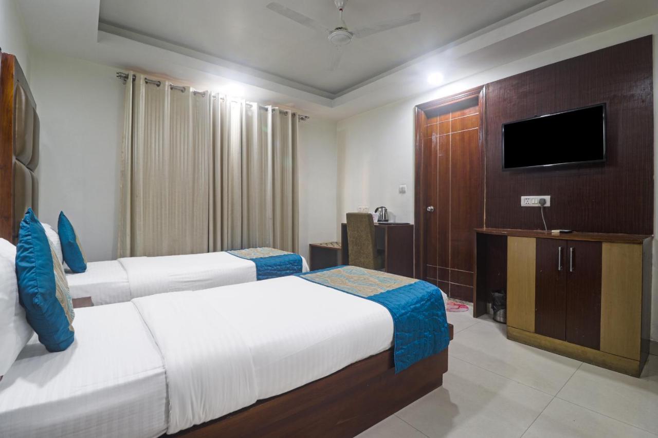 Hotel Sizzling Starr New Delhi Exteriör bild