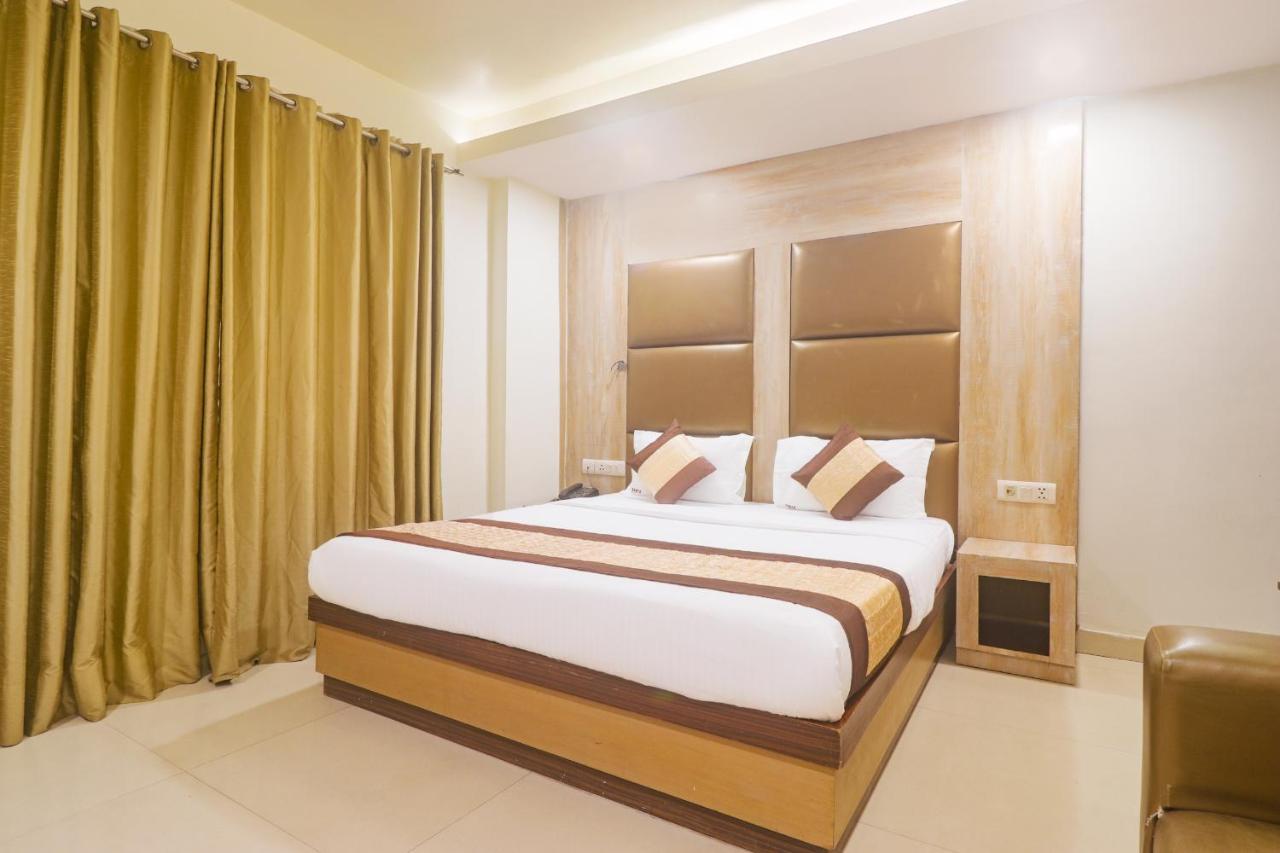 Hotel Sizzling Starr New Delhi Exteriör bild