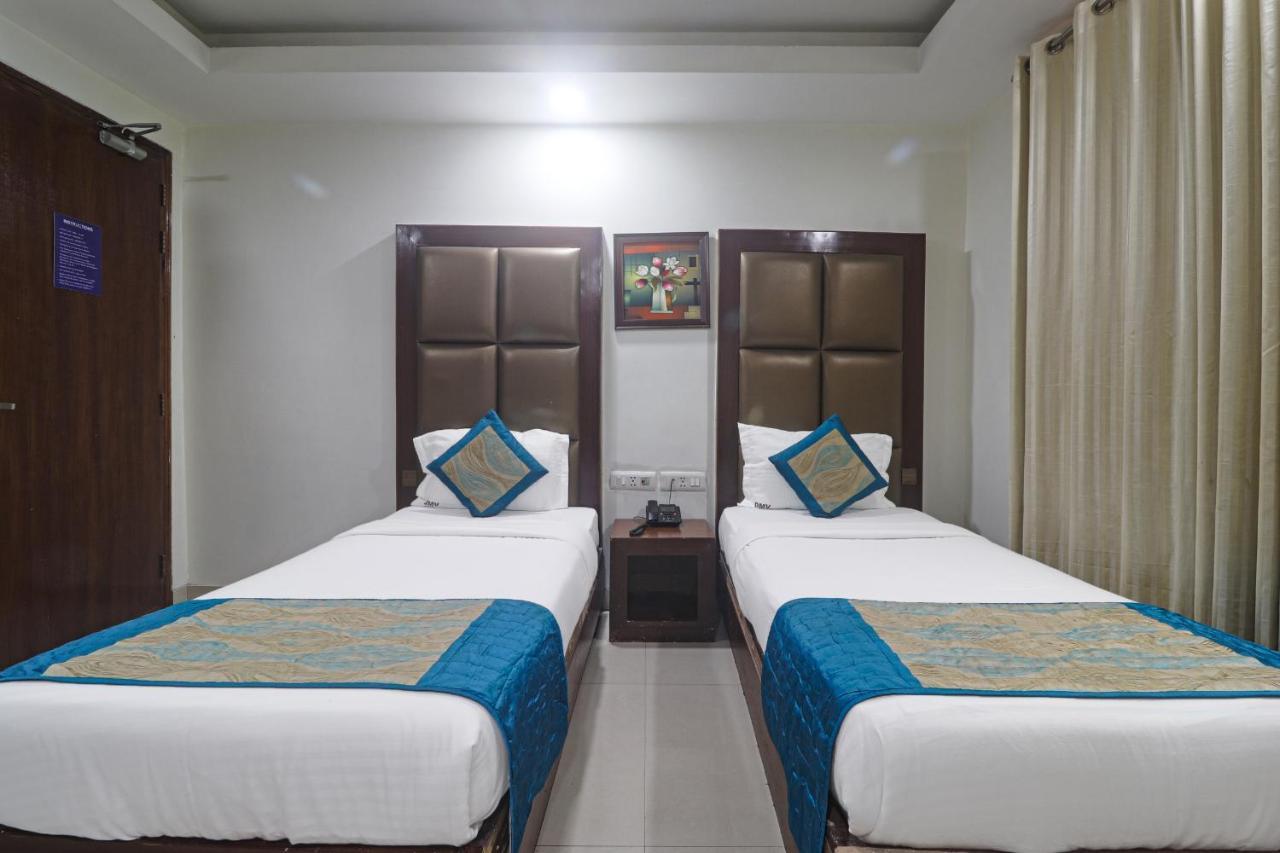 Hotel Sizzling Starr New Delhi Exteriör bild