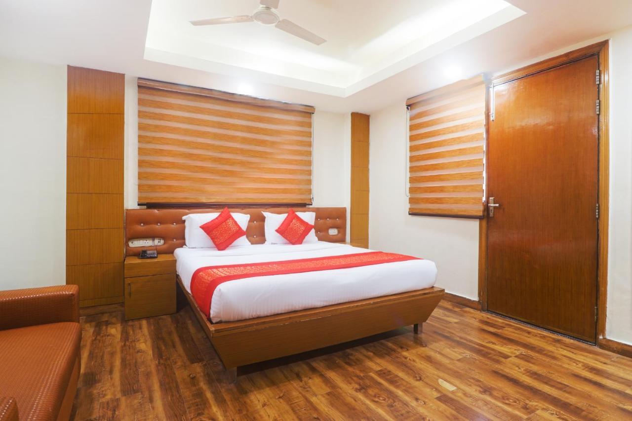 Hotel Sizzling Starr New Delhi Exteriör bild