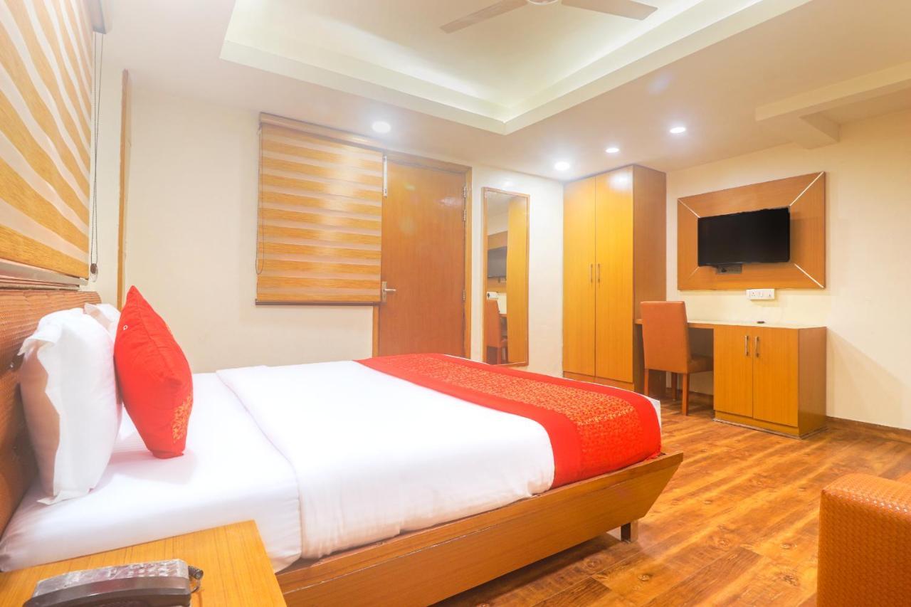 Hotel Sizzling Starr New Delhi Exteriör bild