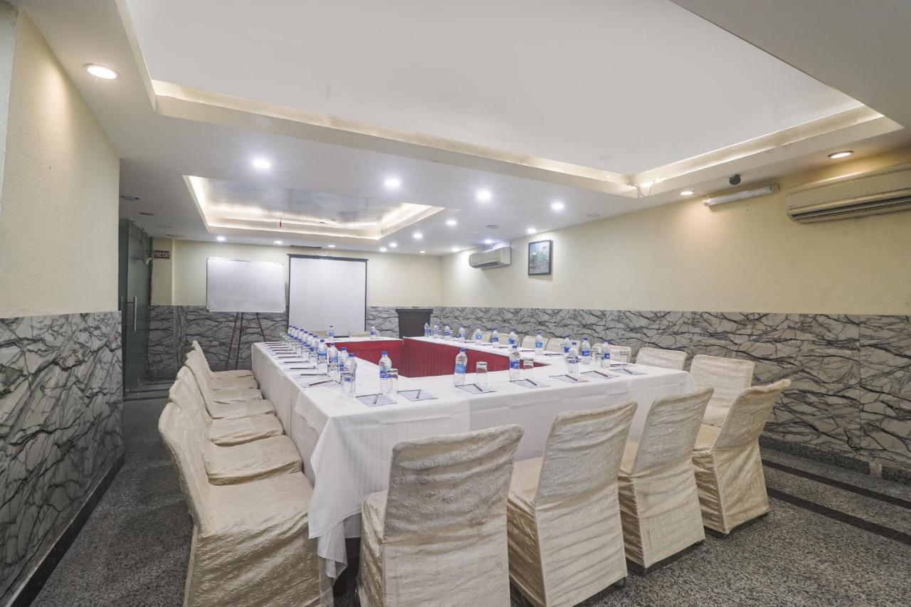 Hotel Sizzling Starr New Delhi Exteriör bild