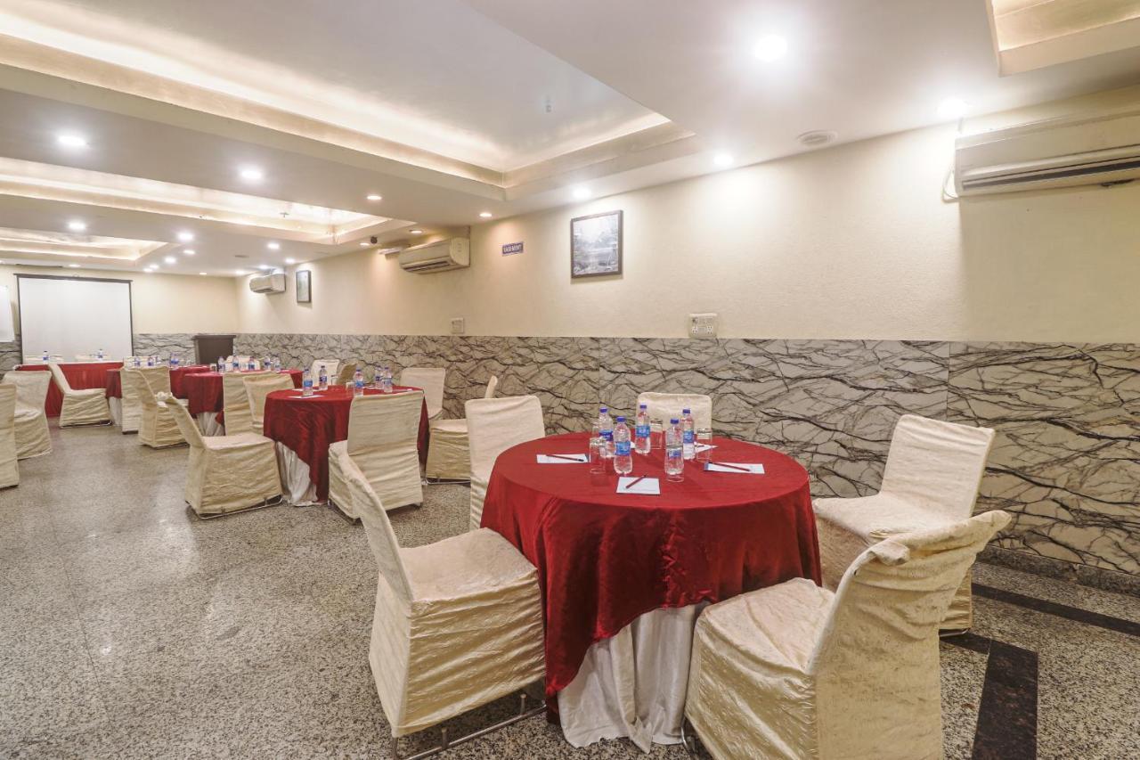 Hotel Sizzling Starr New Delhi Exteriör bild