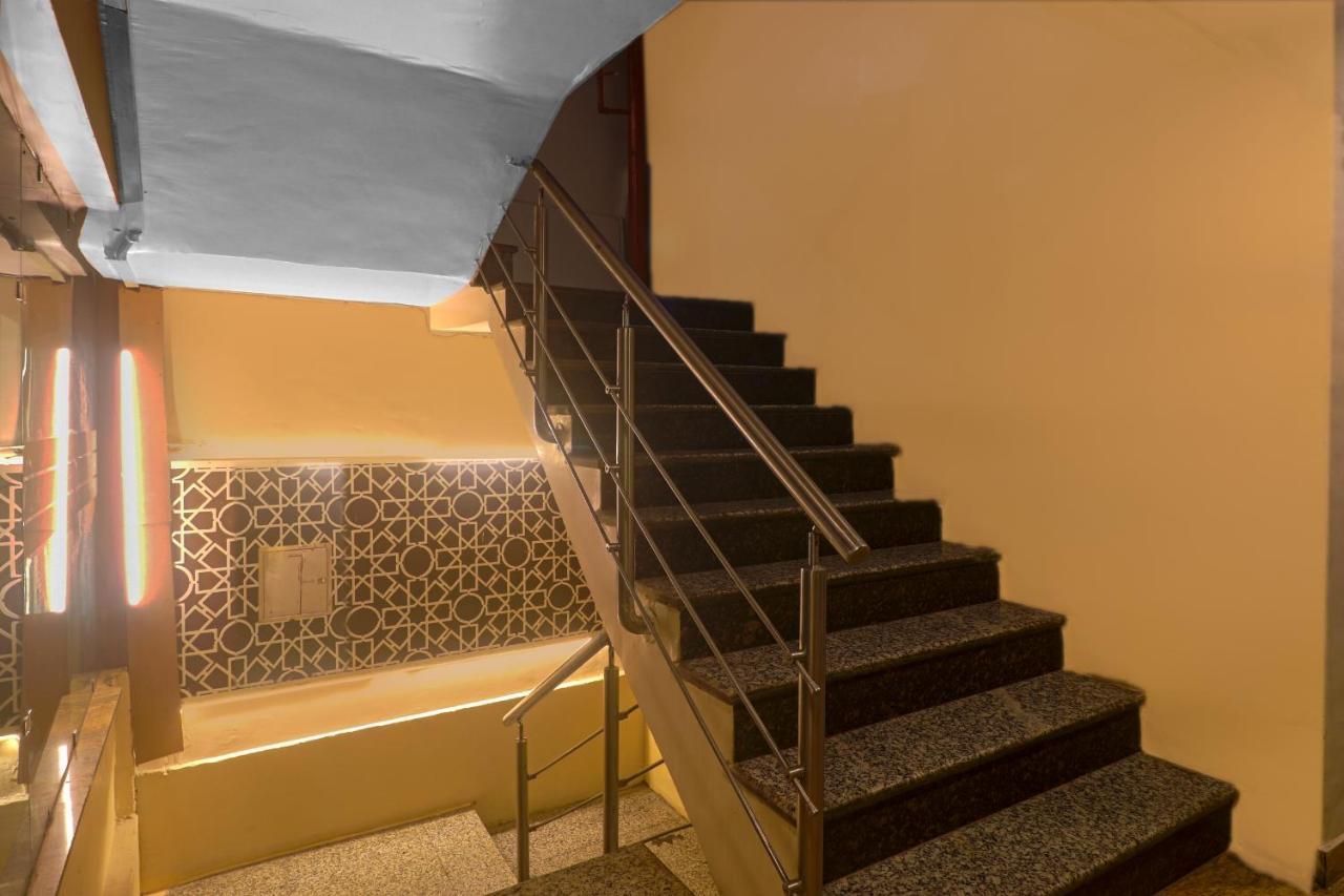 Hotel Sizzling Starr New Delhi Exteriör bild