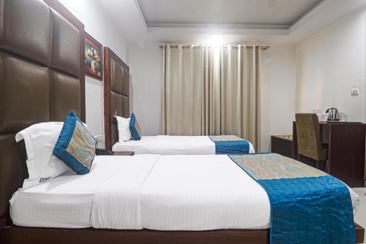 Hotel Sizzling Starr New Delhi Exteriör bild