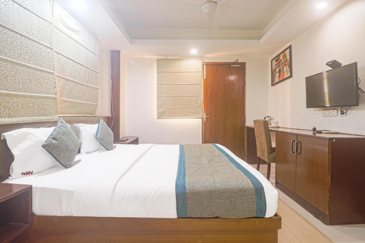 Hotel Sizzling Starr New Delhi Exteriör bild