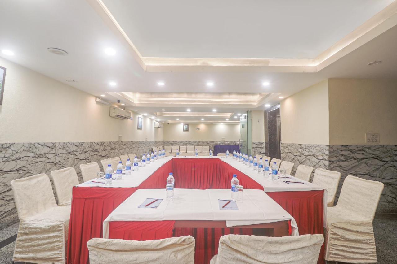Hotel Sizzling Starr New Delhi Exteriör bild