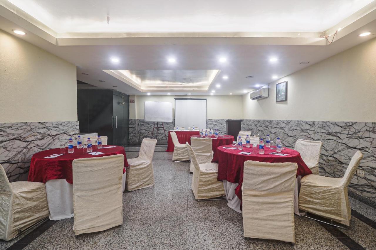 Hotel Sizzling Starr New Delhi Exteriör bild