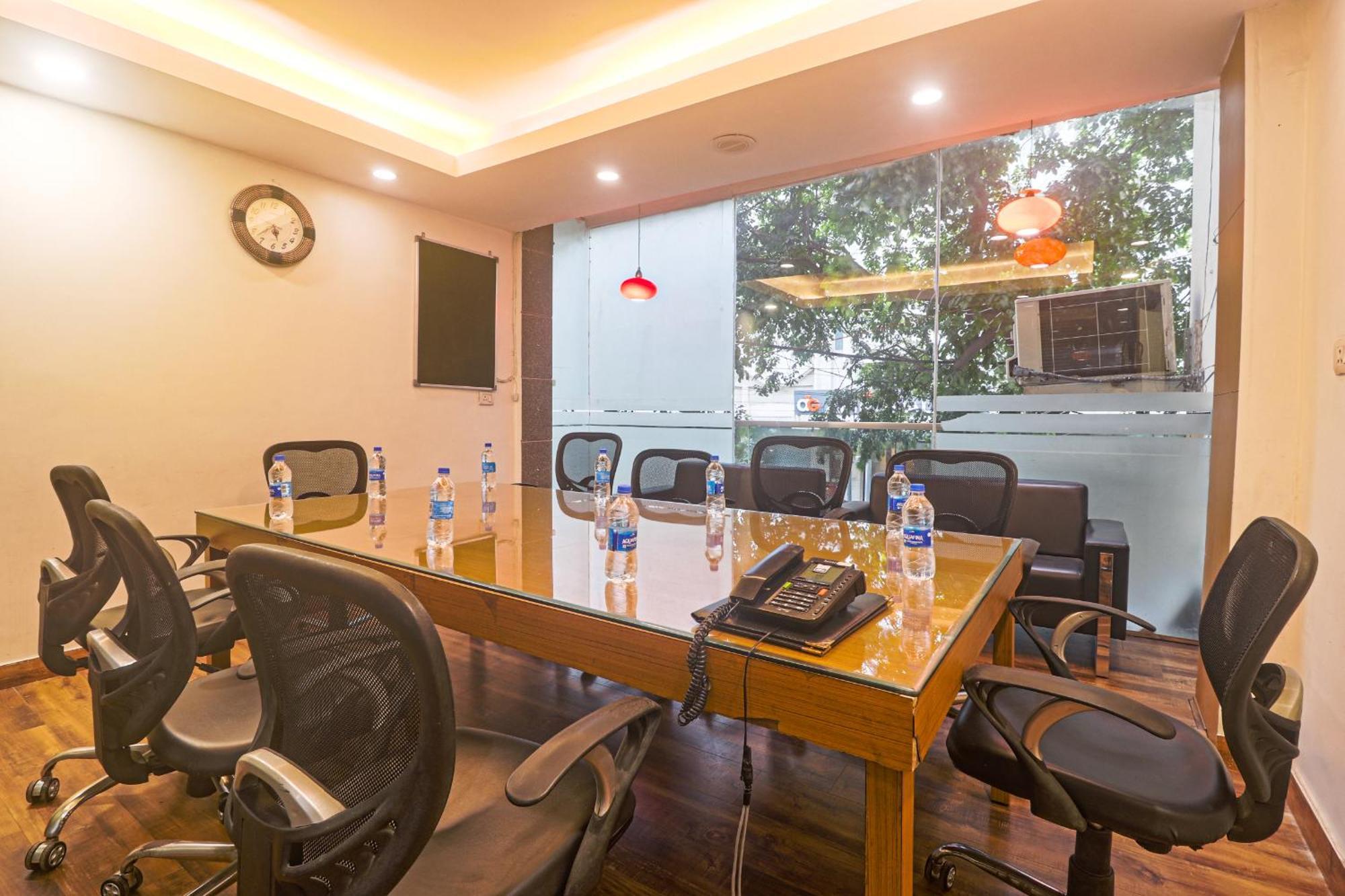Hotel Sizzling Starr New Delhi Exteriör bild